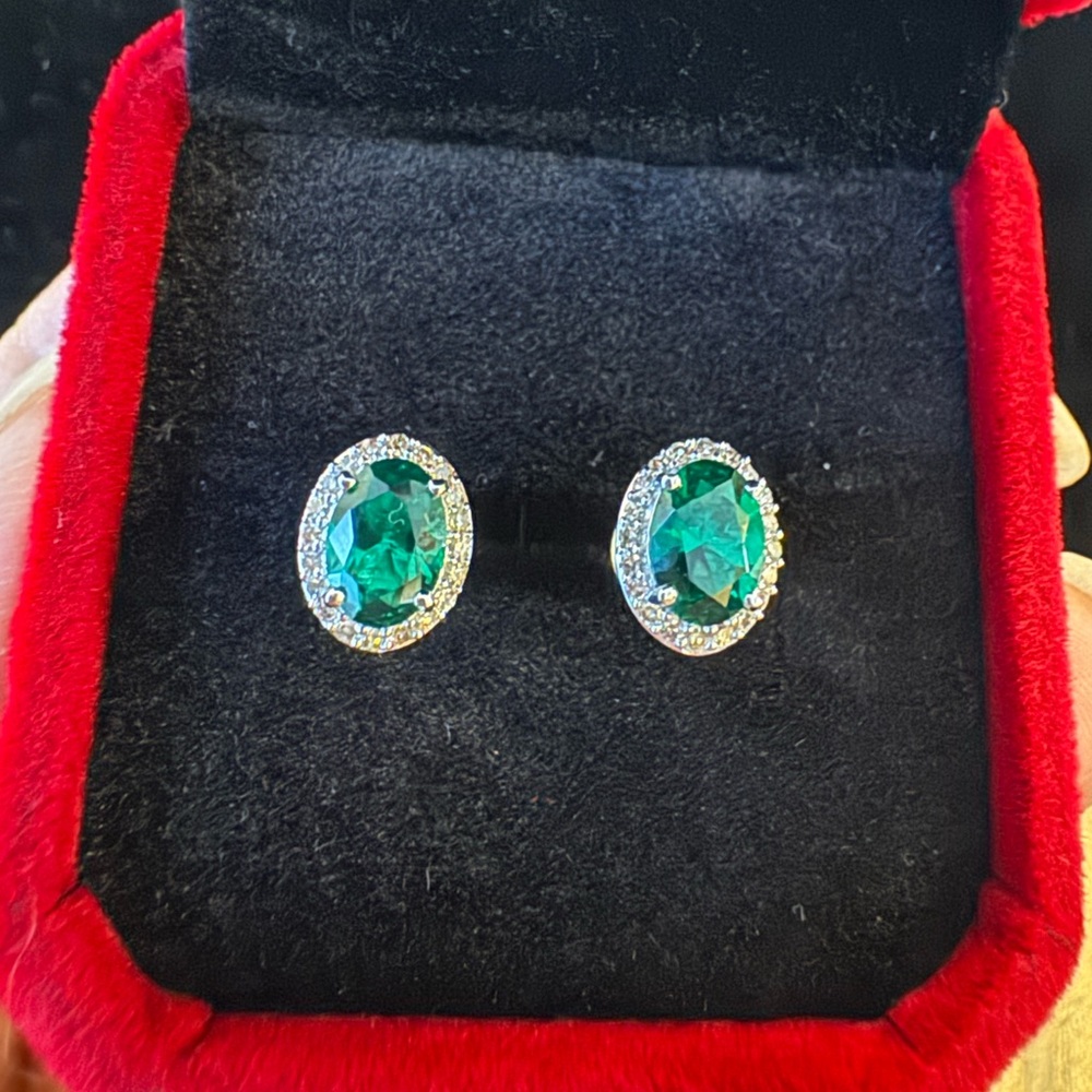 Round Brilliant Cut Oval Cut 0.20 Ct Natural Diamond/ 1.80 Ct Emerald In 18k WG